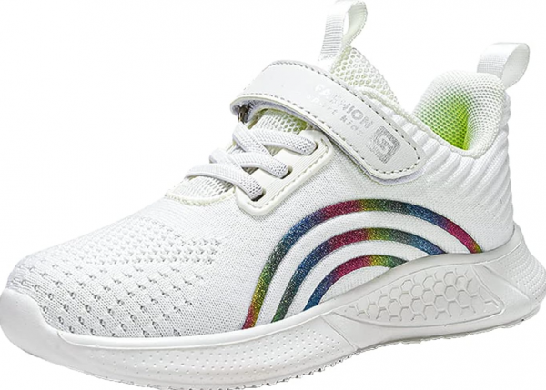 Sepatu dengan aksen kunci kecil dan gembok